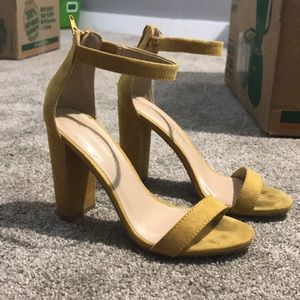size 7 yellow heels